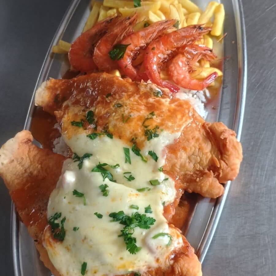 file de peixe coberto por queijo derretido e molho, arroz, pirao e fritas