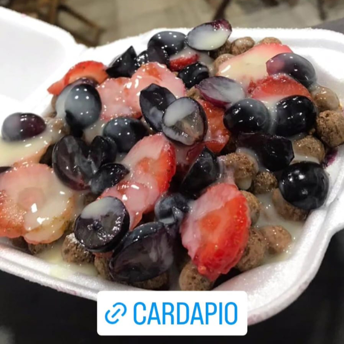 granola leite em pó, banana e condessado