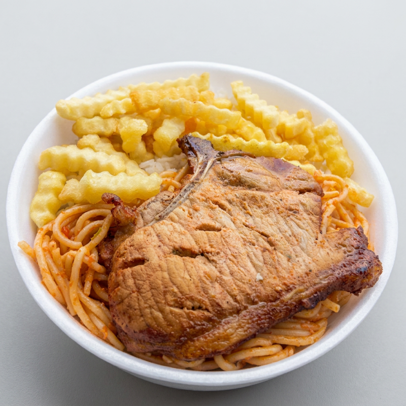 Arroz,Feijão,macarrão e farofa.