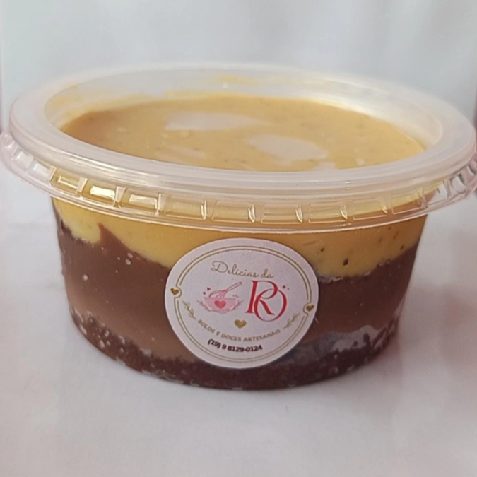 Delicioso bolo de pote com duas camadas de recheio cremoso de brigadeiro de maracujá e brigadeiro gourmet