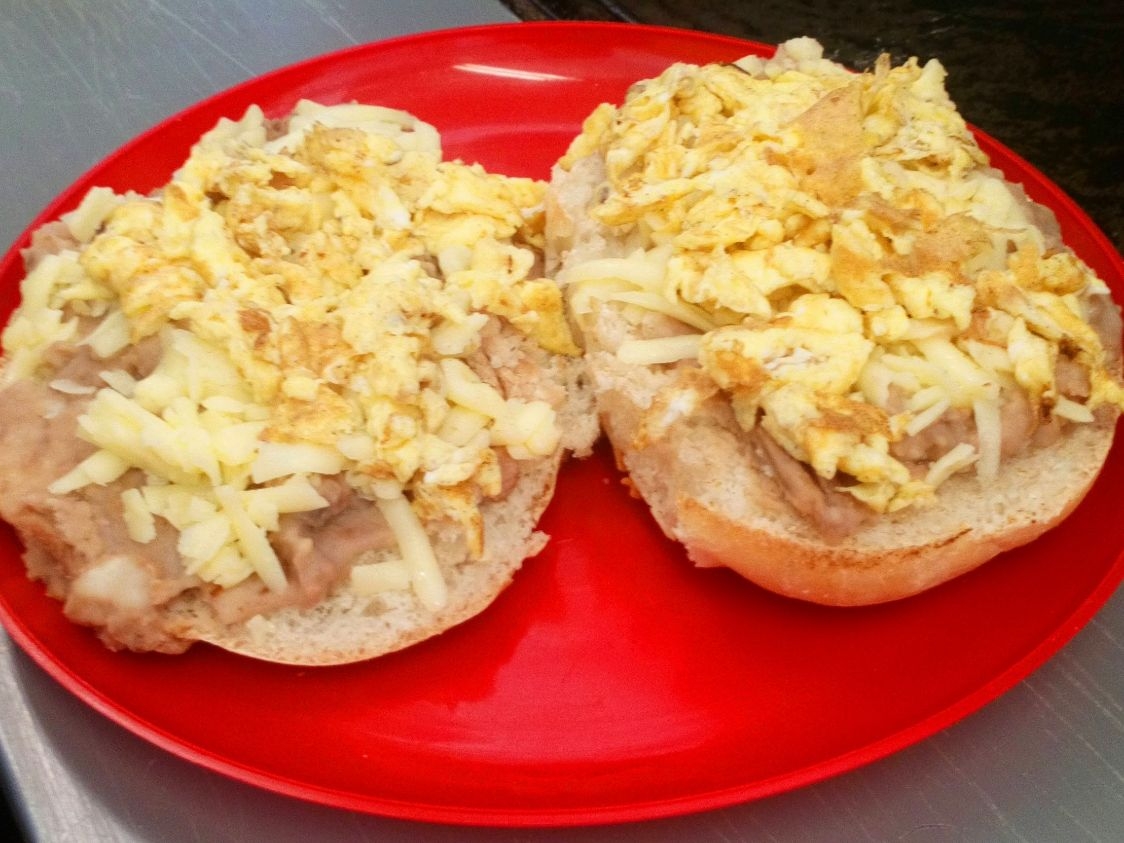 Molletes con huevo