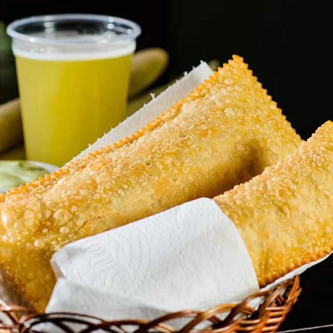Combinação mais perfeita que essa impossível, mais de 15 sabores diferentes para você escolher. Não perde tempo, o clássico pastel com caldo de cana está com uma oferta imperdível!
