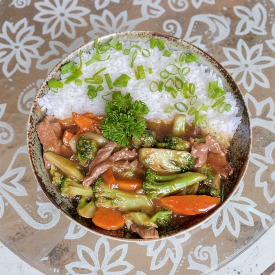 Carne bovina em fatias com brócolis e gohan.