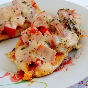 File de frango grelhado coberto com mussarela, tomate e oregano, gratis suco natural 200 ml.