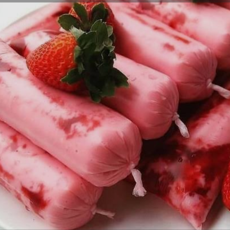 Mousse de Morango em Forma de Geladinho Bem Cremoso Com Geleia de Morango