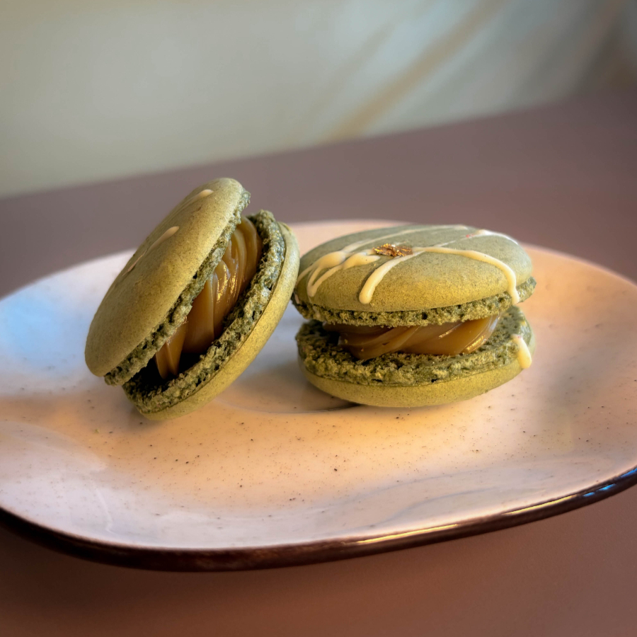 Macarons com recheio de creme de pistache natural e artesanal. Feito com farinha de amêndoas e merengue italiano. Carro-chefe da Amore Dolce. Sem glúten.