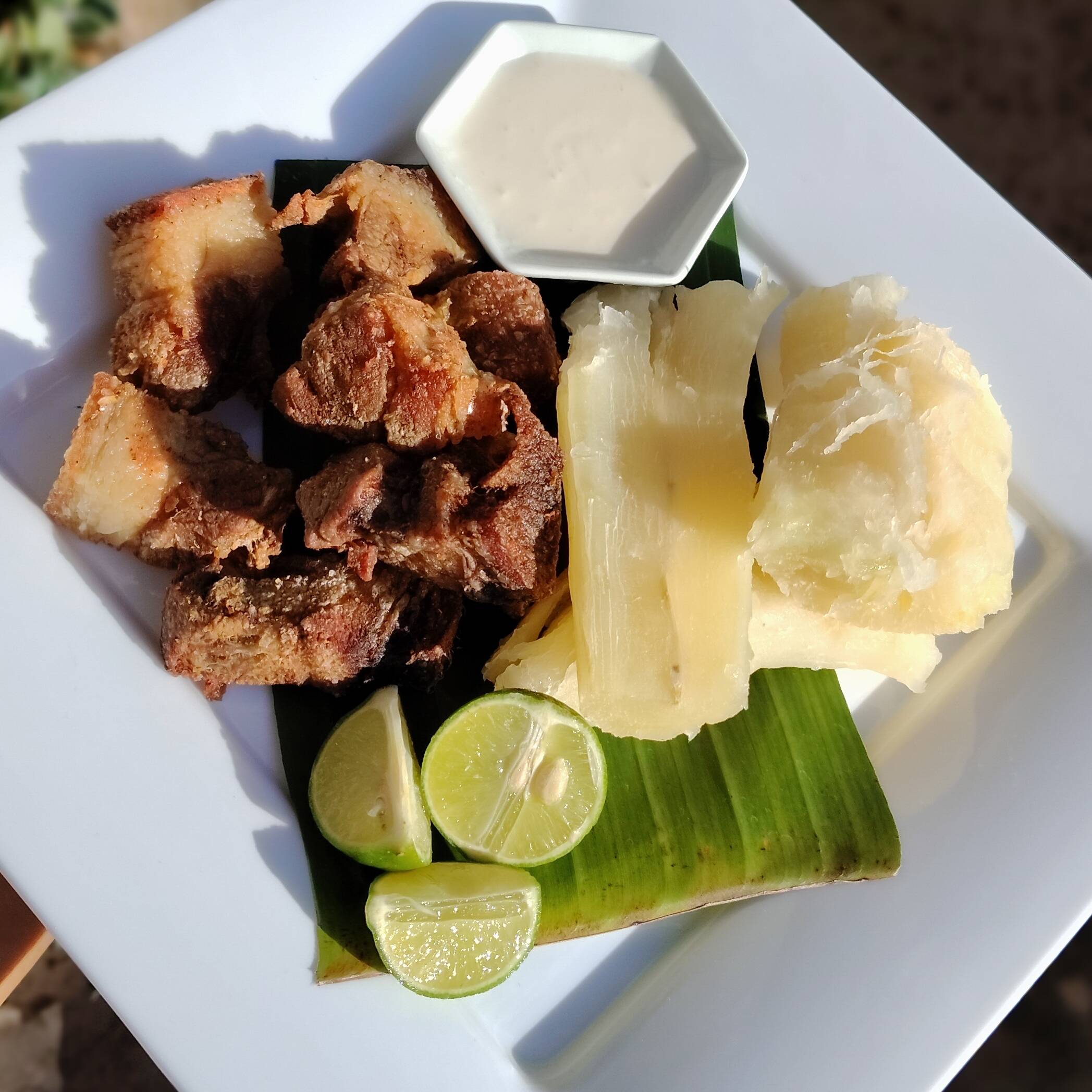 Picada Chicharrón con yuca