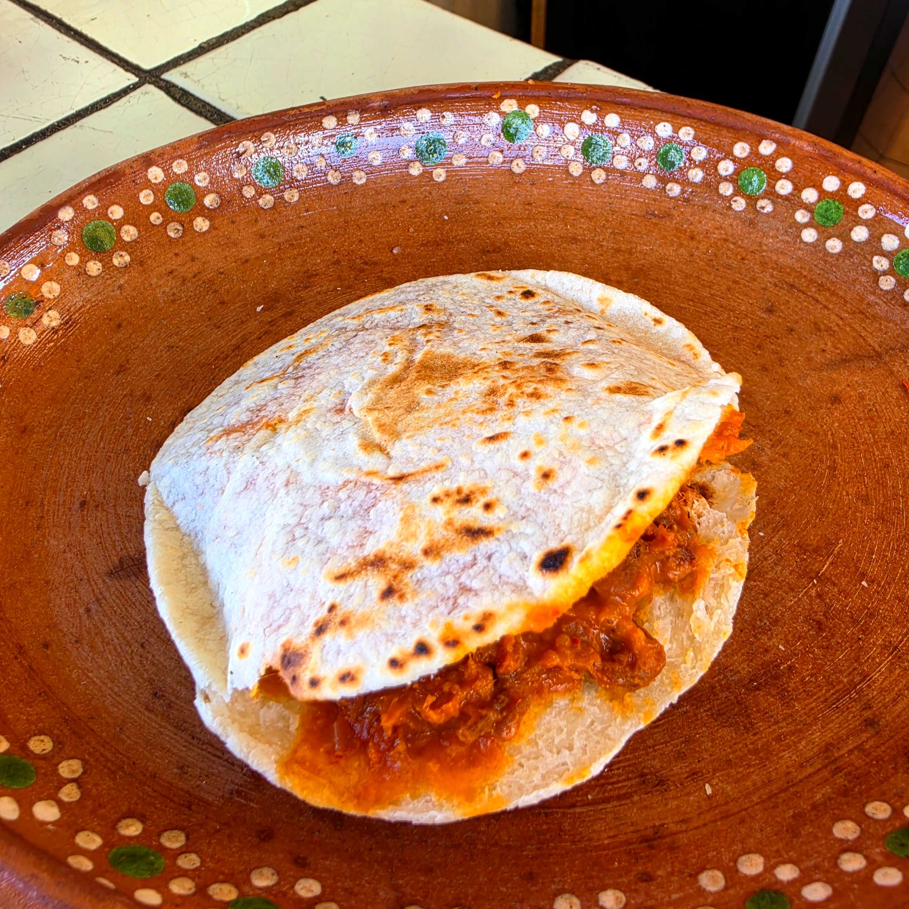Gordita de Deshebrada con Frijoles
