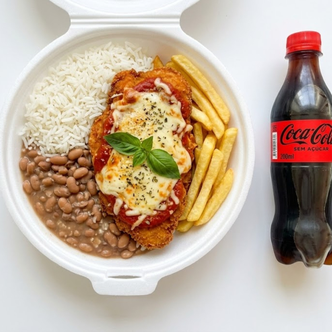 Filé de frango à parmegiana super suculento e cheio de queijo, servido com arroz soltinho, feijão bem temperado e uma porção generosa de batata frita sequinha e crocante. Acompanhado de um refrigerante sem açúcar de 200ml. Serve 1 pessoa