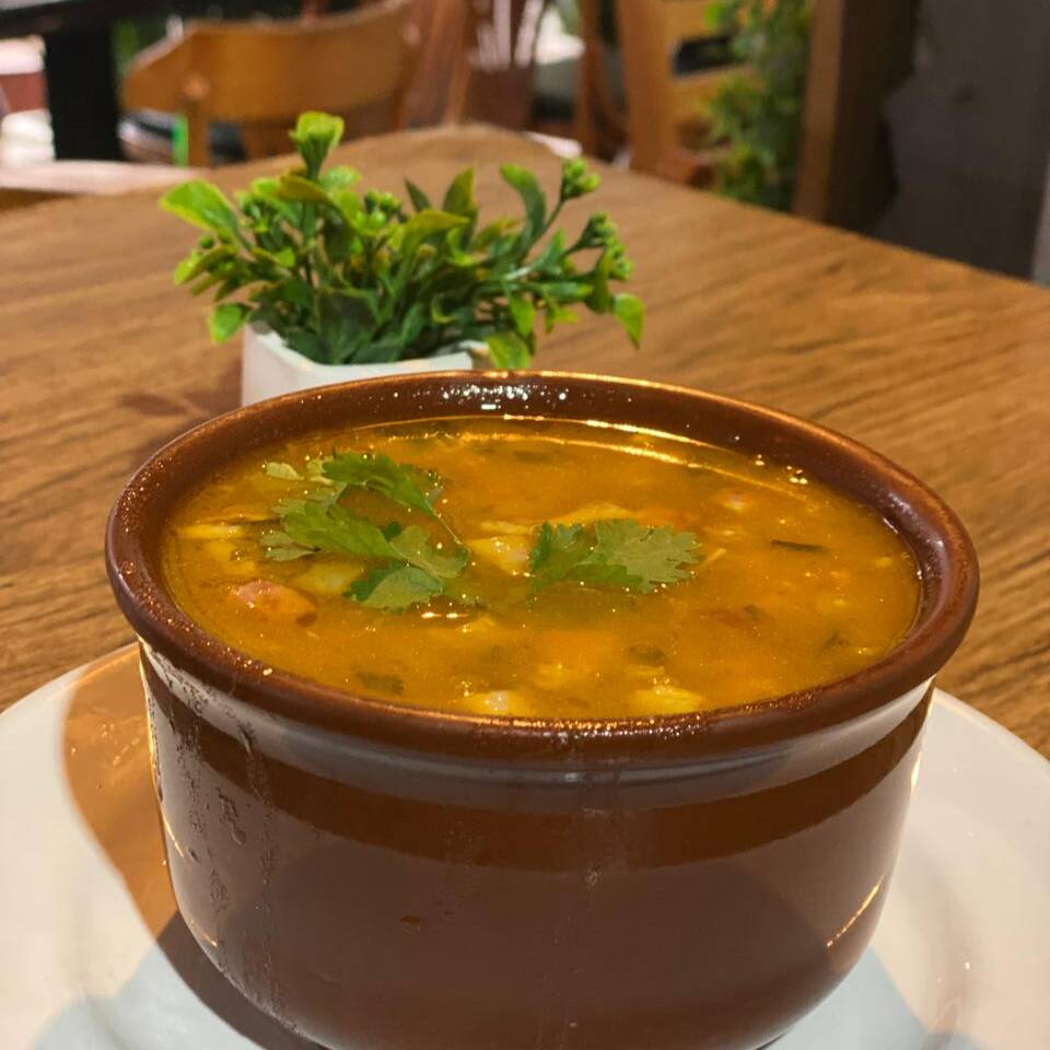delicioso caldo de mocotó feito com a originalidade da Bahia