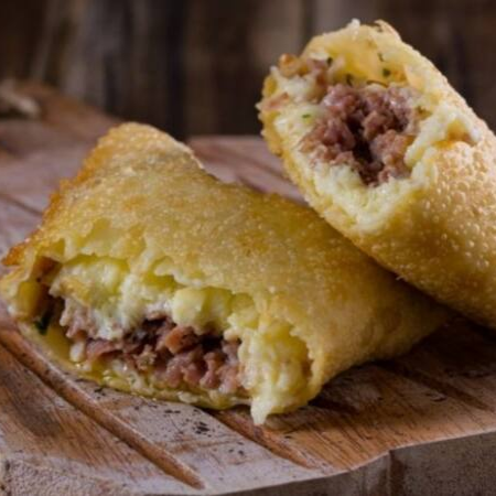 Pirão de aipim, queijo ralado, mussarela e calabresa. → Atenção alérgicos: contém derivados de leite.