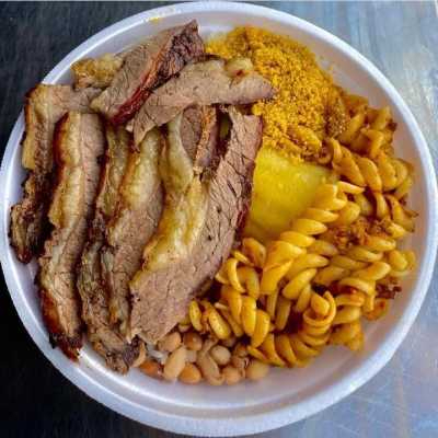 Arroz, feijão, macarrão, legumes do dia, farofa, costela e salada do dia.