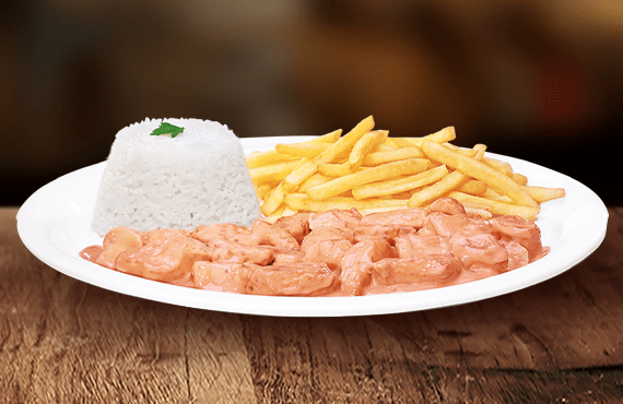 Cubos de filé de peito de frango (aprox. 120g in natura) envoltos no autêntico molho de estrogonofe Giraffas. Acompanha arroz branco e sua escolha entre batata fritas ou purê aveludado.