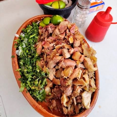 1 kl de carnitas con tortillas y salsas incluidas