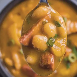 Delicioso Caldo de Mocotó com Batata e Cenoura + Dobradinha
+ Linguiça Calabresa + Bacon e um Tempero especial que só na Amizade Doce Tem!
Vc Não vai se Arrepender. 350 ml
Ahh ,, Vai Junto uma Farofa Deliciosa.