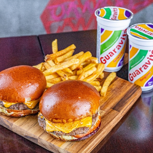 Descubra o sabor clássico do Cheese! Nosso hambúrguer é montado em um pão brioche macio e dourado, que envolve um blend suculento de 130g de carne premium. No topo, uma fatia de cheddar derretido adiciona uma textura cremosa e um sabor rico que se funde perfeitamente com a carne grelhada. O Cheese é a opção perfeita para aqueles que buscam um hambúrguer simples, porém repleto de sabor e qualidade. São 2 Chesses acompanhado por 2 batatas fritas e 2 Guaravitas.