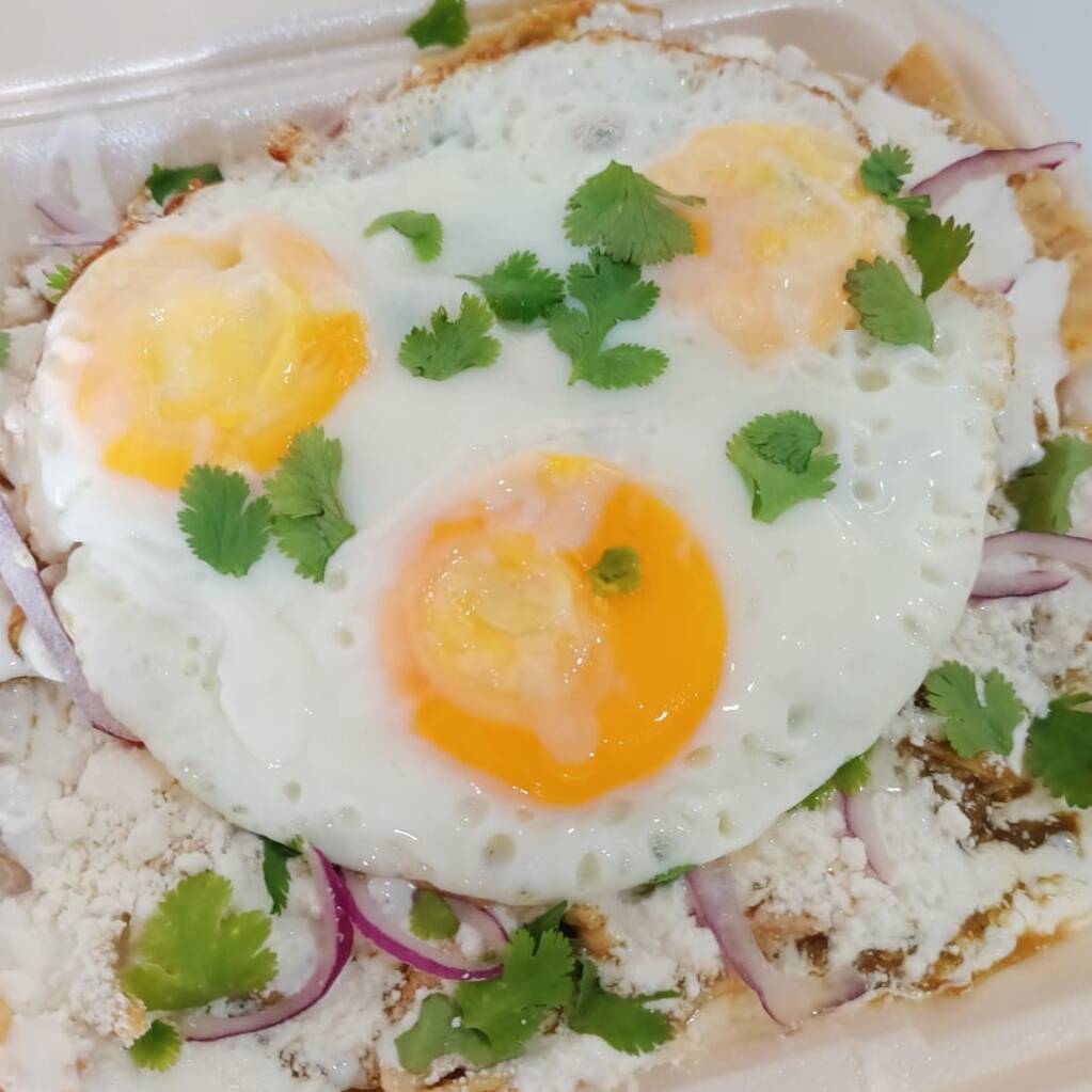 Chilaquiles Verdes de Pollo y Huevo