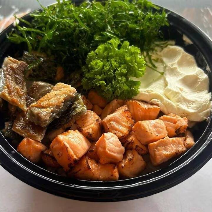 (Foto Ilustrativa) Salmão grelhado pele frita de salmão, crean chese e couve crispy.