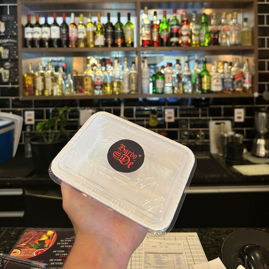 Arroz, feijão, fritas, legumes na manteiga e 1 ovo frito.