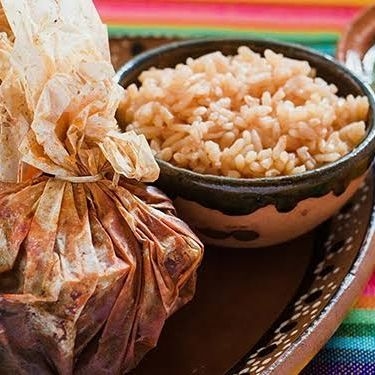 Mixiotes de re con arroz , salsa y tortillS