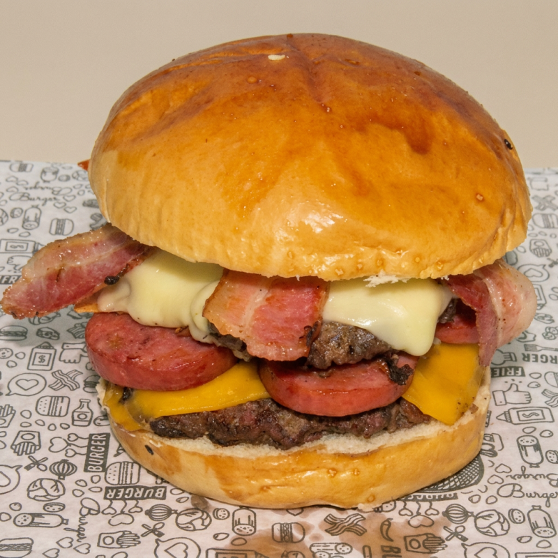 Pão amanteigado, 2 carnes de 140g, queijo cheddar e mussarela, calabresa e bacon