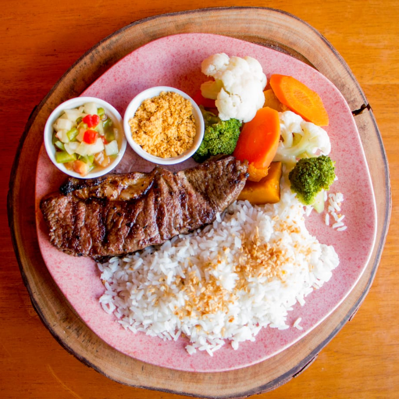 Chorizo bovino, arroz branco, batata rústica ou legumes salteados, farofa e vinagrete