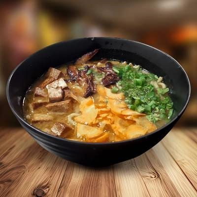 Caldo de missô e legumes, lámen fresco, cenoura, shiitake, tofu e cebolinha.