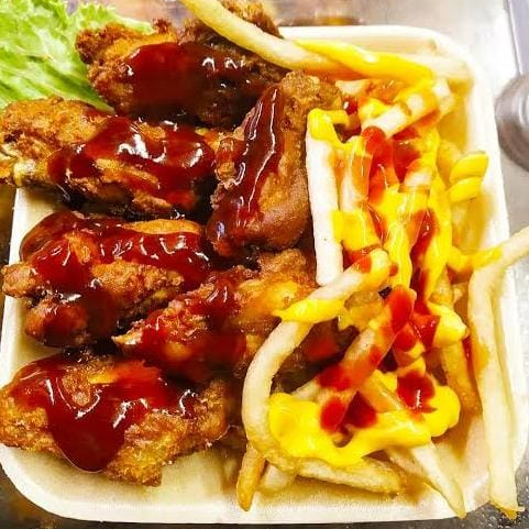 5 ALITAS BBQ Y PORCION DE PAPAS A LA FRANCESA