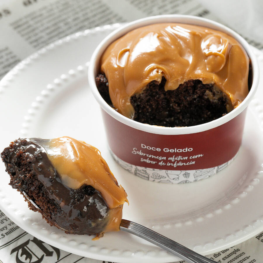 Delicioso bolo de chocolate com recheio de brigadeiro belga e doce de leite (cozido da lata).