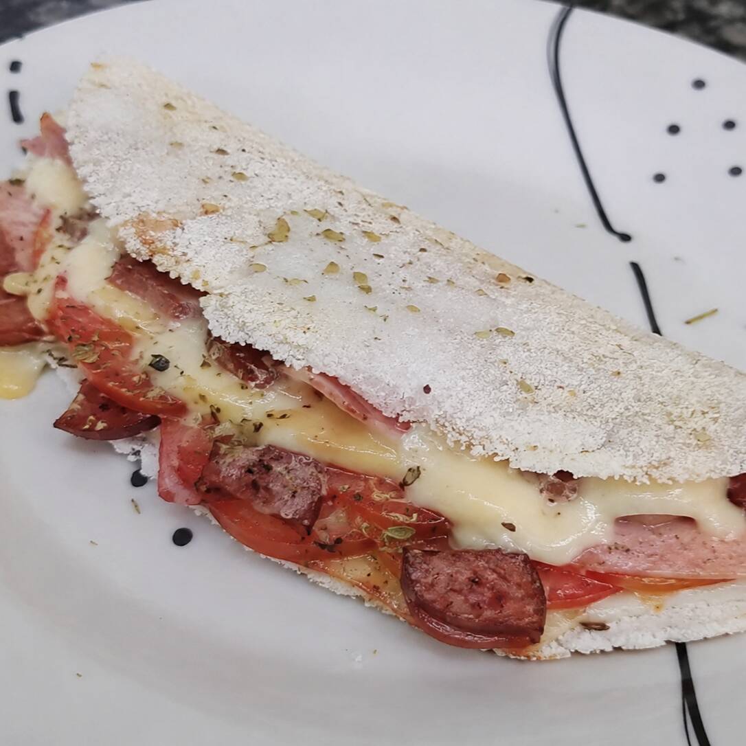 tapioca de calabresa com queijo , catupiry , presunto , tomate e orégano *-*