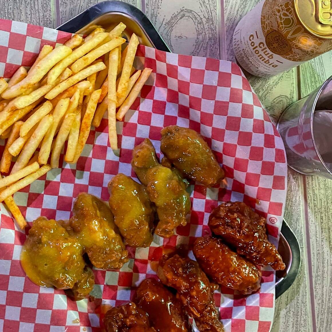 10 Alas de Pollo + Papas + Gaseosa