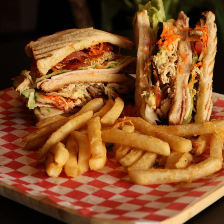 Club Sándwich con Papas