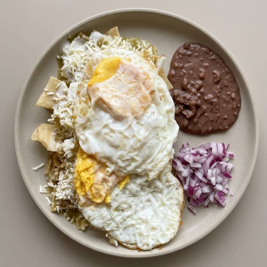 Chilaquiles Verdes con Huevos Estrellados