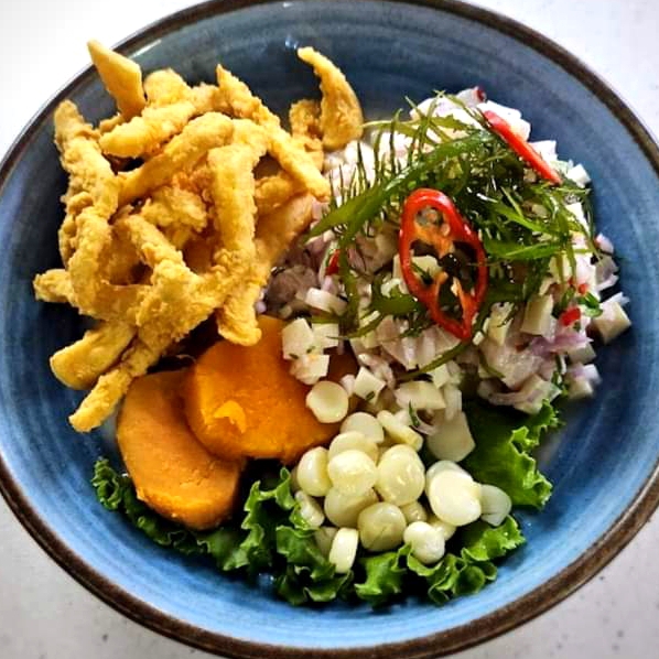 CEVICHE DE POTA CON CHICHARRÓN + CHICHA MORADA