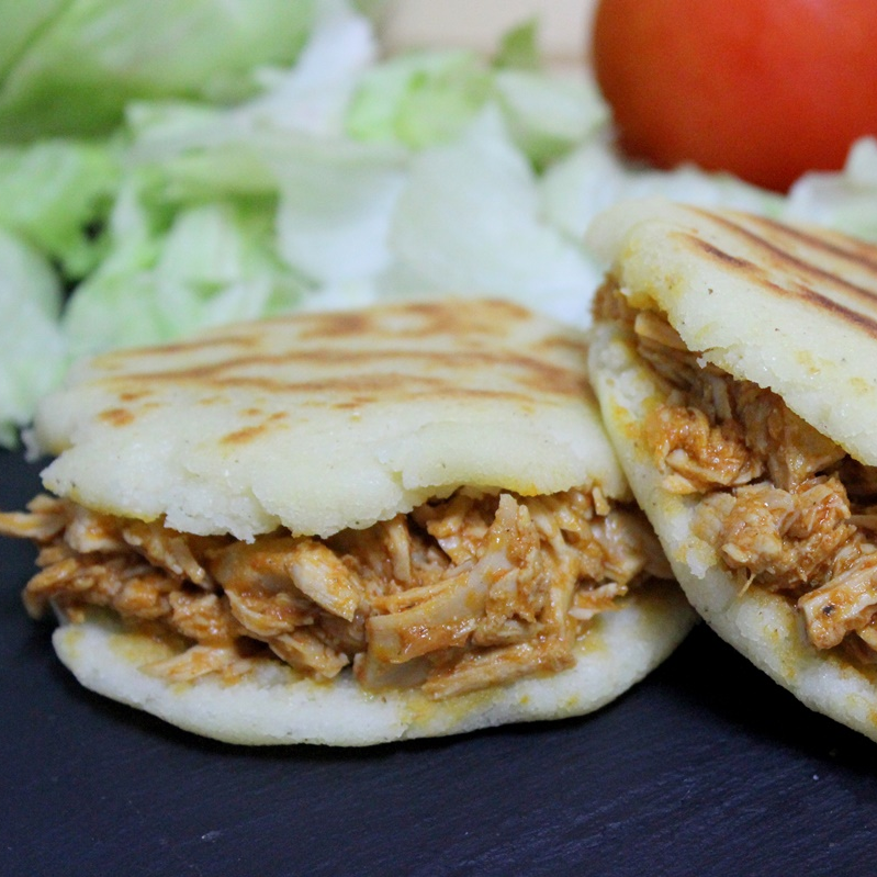 Arepa Rellena de Pollo y Queso