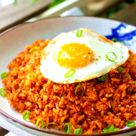 Arroz oriental frito com Kimchi de acelga e ovo