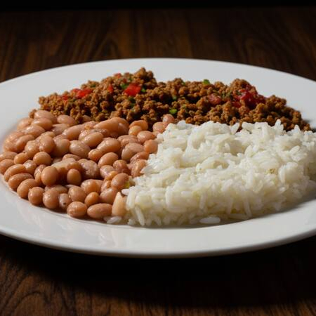 Carne moída suculenta refogada com molho caseiro, cebola e temperos aromáticos. Acompanha arroz soltinho e feijão cremoso. Conforto que alimenta a alma!