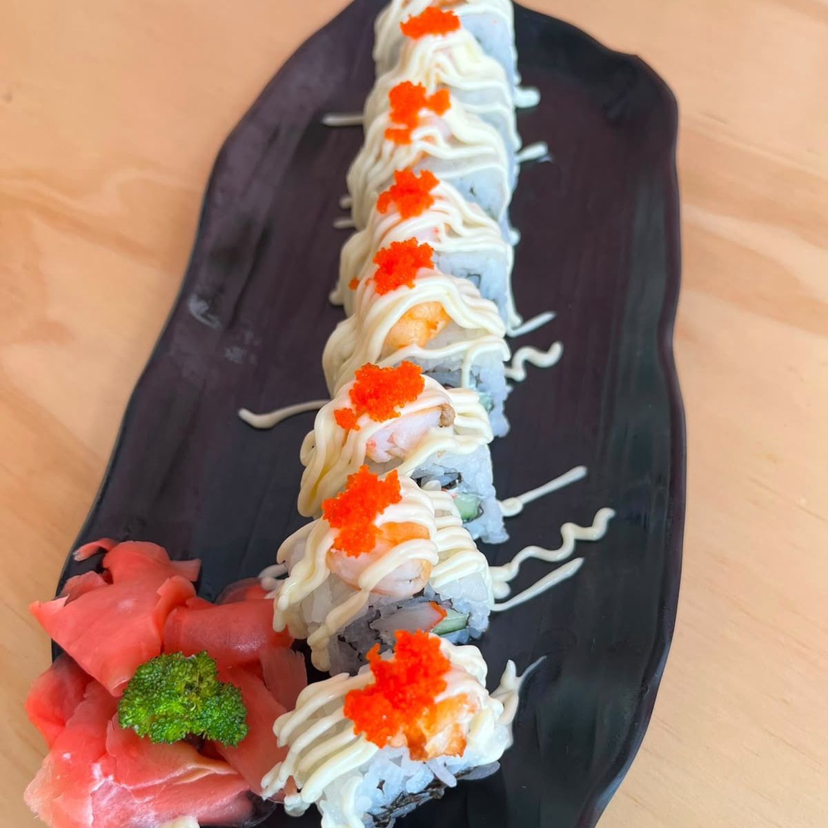 Sushi de camaron con hueva de pescado