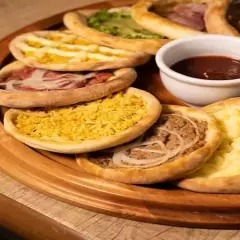 10 esfihas de carne, 10 esfihas de queijo, 5 esfihas de frango, 5 esfihas de calabresa + 1 Coca-Cola 2 litros