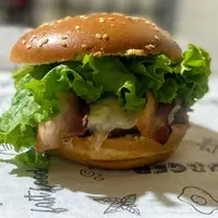 Pão de Brioche , Blend Bovino ( 120g) , Mussarela , Bacon , Alface.