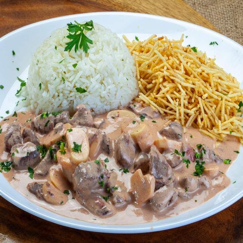 Strogonoff de carne, acompanha arroz branco e batata palha