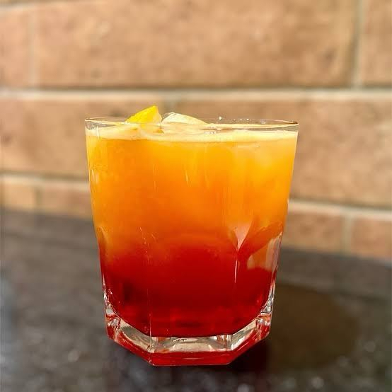 200ML de Campari, 250Ml de suco de Laranja . Vai em um copo de 500Ml