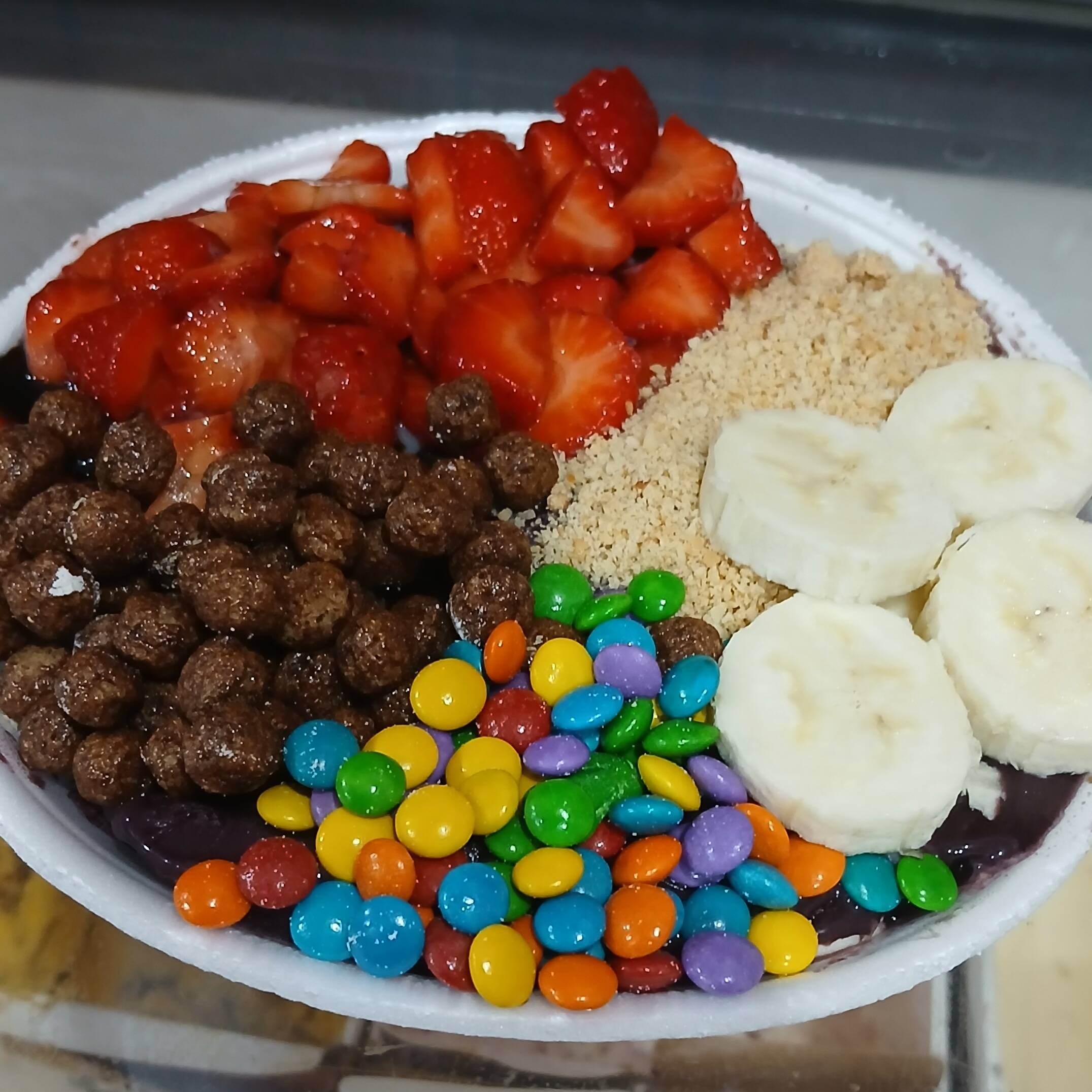 Marmita bem recheada, montamos com os itens que vc selecionar no cardápio frutas, acompanhamentos e cobertura.