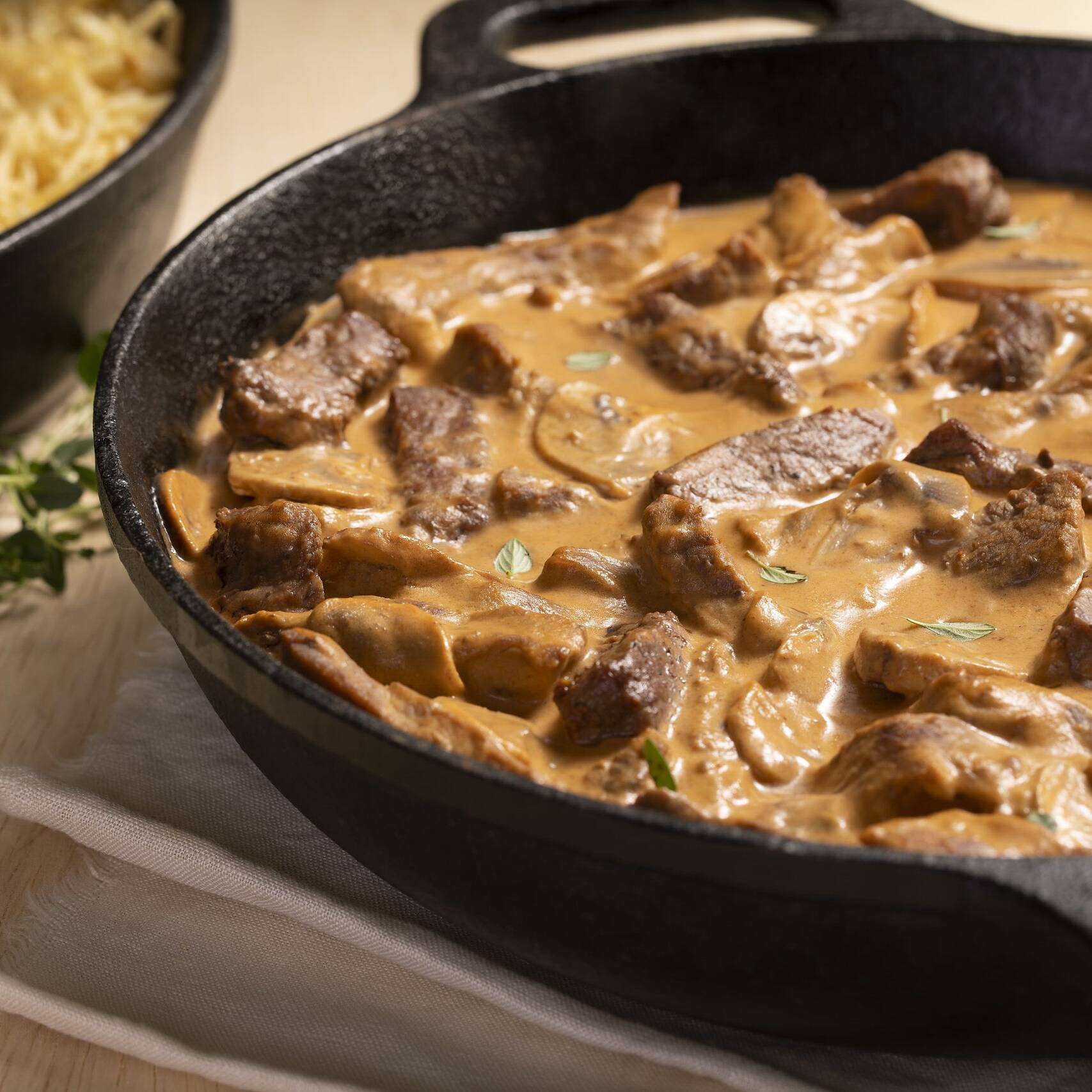 Batata Recheada de Estrogonofe de Carne
Batata cremosa e bem recheada com estrogonofe de carne cremoso, preparado com peito de carne, molho especial e milho, champinghon, combinada com requeijão cremoso e mussarela. Finalizada com batata palha para aquele toque crocante e irresistível!