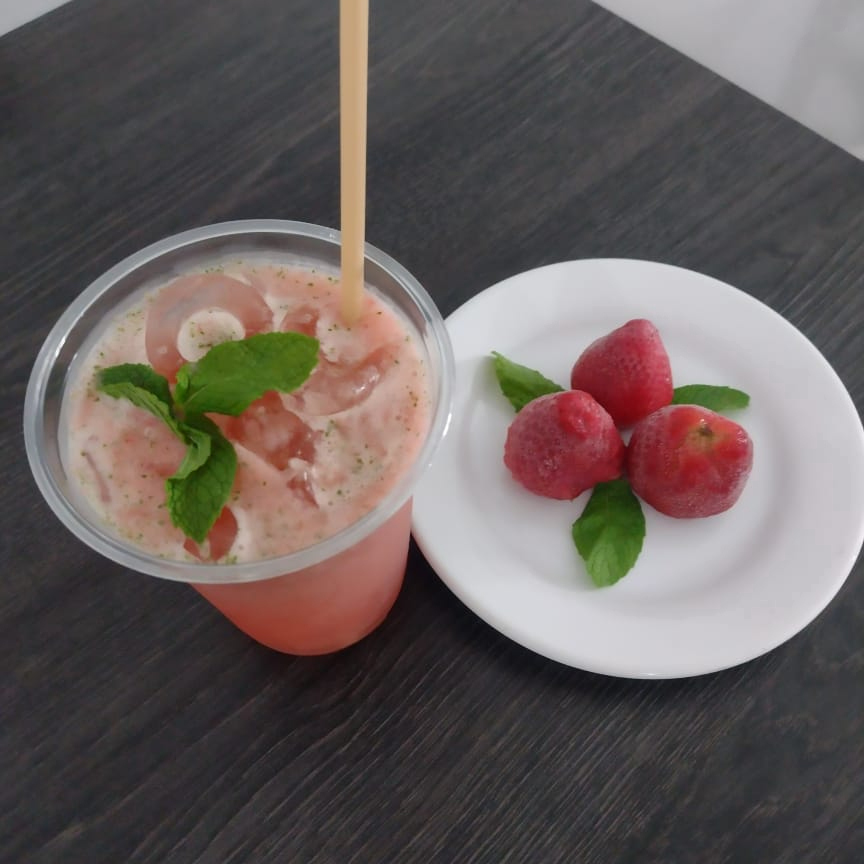 Agua de fresa con menta