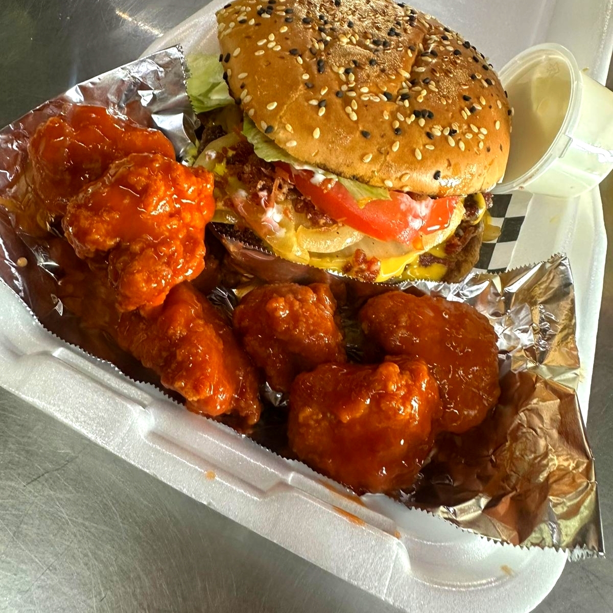 Hamburguesa + 1/2 orden de boneless