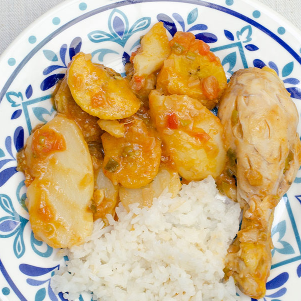 Pollo Sudado con Arroz y Arepa