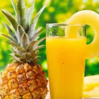 Refrescante, aromático e cheio de sabor! Feito com abacaxi fresco, este suco combina a doçura natural da fruta com seu toque levemente ácido, criando uma bebida vibrante e deliciosa.