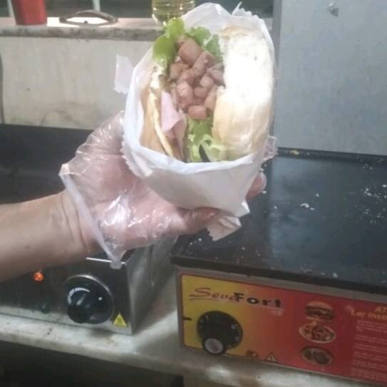 Pão, 3 carnes, salada, queijo, presunto, ovo, bacon e cheddar