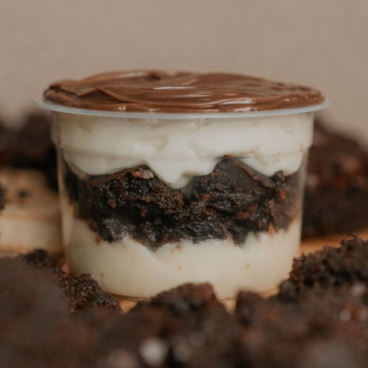 Novidade – Brownie com Nutella & Brigadeiro Branco Tamanho pequeno, contendo 130g - Criado especialmente para quem é apaixonado por Nutella. Um brownie extremamente molhadinho, com sabor intenso de chocolate, coberto por brigadeiro de chocolate branco bem cremoso e finalizado com uma camada generosa de Nutella simplesmente viciante. Cada colherada entrega cremosidade, chocolate e Nutella de verdade — do jeito que quem ama reconhece no primeiro sabor.